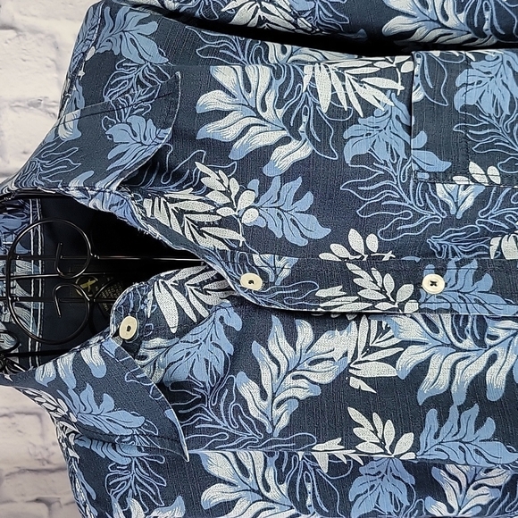 AIGLE‎ Blue and White Floral Hawaiian Shirt Size XL - Picture 2 of 7